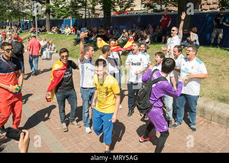 Kiew, Ukraine - Mai 26, 2018 Menschen und Fußball-Fans zu Fuß auf der Straße Fan Zone in Kiew. Finale der UEFA Champions League in der Ukraine. Stockfoto
