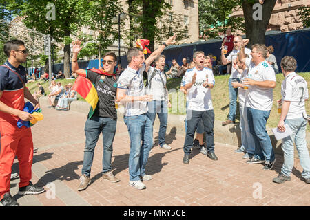 Kiew, Ukraine - Mai 26, 2018 Menschen und Fußball-Fans zu Fuß auf der Straße Fan Zone in Kiew. Finale der UEFA Champions League in der Ukraine. Stockfoto