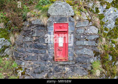 Royal Sperren Beitrag in einem Stein in Lake Vyrnwy, Reservoir in Powys, Wales, Großbritannien Stockfoto