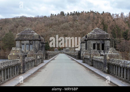 Straße entlang der Damm in Lake Vyrnwy, Reservoir in Powys, Wales, Großbritannien Stockfoto