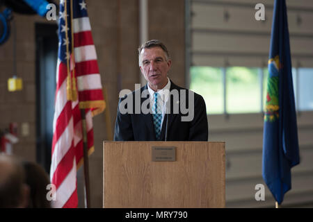 Vermont Governor Phil Scott Adressen Besucher am neuen Fahrzeug Wartung shop Farbband der Vermont National Guard Cutting,Hyde Park, Vt, 12. Juli 2017. Dieses neue Gebäude ist eine Führung in der Energie und Umwelt Design Silver-zertifizierte Gebäude, das mit modernster Energie Management System und umfasst hocheffiziente Motoren und Systeme. (U.S. Air National Guard Foto von Tech. Sgt. Sarah Mattison) Stockfoto