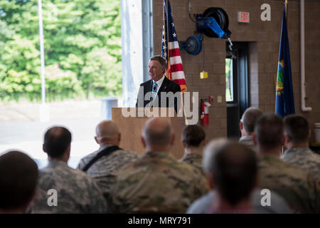 Vermont Governor Phil Scott Adressen Besucher am neuen Fahrzeug Wartung shop Farbband der Vermont National Guard Cutting,Hyde Park, Vt, 12. Juli 2017. Dieses neue Gebäude ist eine Führung in der Energie und Umwelt Design Silver-zertifizierte Gebäude, das mit modernster Energie Management System und umfasst hocheffiziente Motoren und Systeme. (U.S. Air National Guard Foto von Tech. Sgt. Sarah Mattison) Stockfoto