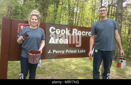 Logan Palmer (links) und Taylor Fliegen, sowohl Freiwillige aus VF Imagewear, INC., malen ein Eintrag in der Cook Erholungsgebiet bei einem See Sauber bis J. Percy Priest See am 13. April 2017. 72 Freiwillige teilgenommen und geholfen, Farbe, Bäume pflanzen und Rückstände am See. ( Stockfoto