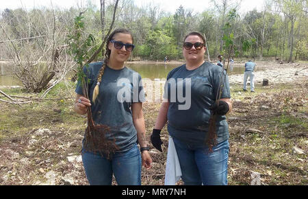 Stephanie begraben und LeAnn Befugnisse sowohl Freiwillige aus VF Imagewear, Inc., Bäume Pflanzen während einer See sauber bis auf den Cook Erholungsgebiet an der J. Percy Priest See am 13. April 2017. ( Stockfoto