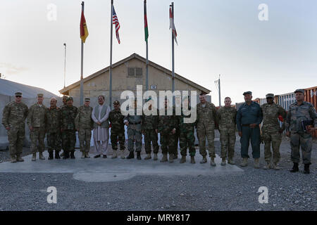 Das Team aus der Task Force Südosteuropa führte einen Eid al-Fitr, Abendessen 3. Juli auf der Beratung Beleuchtung Plattform und gehostete Führer von der afghanischen nationalen Armee 203rd Donner Korps und der afghanischen nationalen Polizei 303rd Zone. . Key leader Engagements wie diese sind eine gute Möglichkeit, die Kultur und das Verständnis, was wiederum die Ausbildung, Beratung und Unterstützung der entschlossenen Unterstützung zu teilen. (U.S. Armee Foto von Sgt. Christopher B. Dennis, 1.Kavallerie Division PAO). Stockfoto