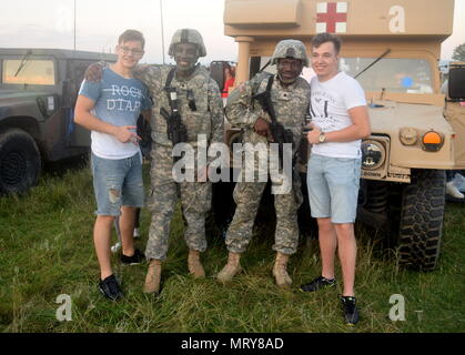 Georgien Army National Guard SPC. Christopher Gyening und SPC. Abdoulaye Sdibe der 648th Manöver Verbesserung der Feuerwehr nehmen Sie Bilder mit den Bürgern von Valcea, die ein open house Community Event von der 648th MEB organisiert besucht. Die gardisten sind in Valcea als Teil der Übung Sabre Guardian, einer multinationalen Übung, an der mehr als 25.000 service Mitglieder, die mehr als 20 Nationen. Die 2 Kavallerie Regiments, 18 Military Police Brigade und der rumänischen Armee vorgesehenen Fahrzeuge und Soldaten zur Unterstützung der Veranstaltung. Tausende von Bürgern besucht mit den Soldaten, machten Fotos und bekam ein c Stockfoto