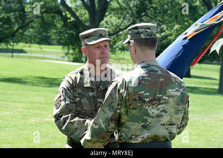 Armee finden Brig. Gen. Frederick R. Maiocco jr., Links, Kommandierender General, 85. Unterstützt den Befehl, gibt den 85. Unterstützt den Befehl der Farben zu Generalmajor Tracy A. Thompson, Stellvertretender Kommandierender General, United States Army Reserve, während der 85. Unterstützung Verzicht Befehl ist der Befehl Zeremonie am 9. Juli 2017 in Arlington Heights, Illinois. Die Weitergabe der Farben ist eine symbolische Tradition aus dem 18. Jahrhundert, die für die Übertragung der Autorität und Verantwortung zurückgehen. (U.S. Armee Foto von Sgt. Aaron Berogan/Freigegeben) Stockfoto