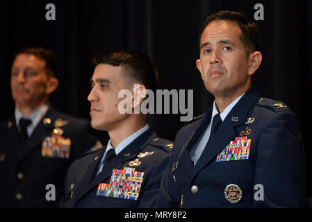 Oberst Curtis Madeley schaut in die Masse während des 707Th Intelligence, Surveillance, Reconnaissance Gruppe ändern des Befehls Zeremonie am 12. Juli 2017 Fort George G. Meade, Md. Col. Ricky Mühlen Befehl verzichtet der 707th ISRG zu madeley als die Zeremonie unter Vorsitz wurde von Oberst Matteo Martemucci, 70th Intelligence, Surveillance, Reconnaissance Wing Commander. (U.S. Air Force Foto/Staff Sgt. Alexandre Montes) Stockfoto