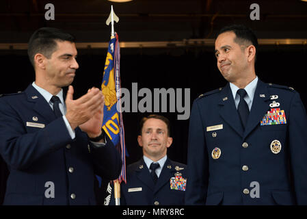 Kol. Matteo Martemucci, 70th Intelligence, Surveillance, Reconnaissance Wing Commander, gratuliert dem neuen Kommandanten der 707th Intelligence, Surveillance, Reconnaissance Group, Oberst Curtis Madeley Während der änderung des Befehls Zeremonie am 12. Juli 2017 Fort George G. Meade, Md. Col. Ricky Mühlen Befehl verzichtet der 707th ISRG zu madeley als die Zeremonie geleitet wurde durch Martemucci. (U.S. Air Force Foto/Staff Sgt. Alexandre Montes) Stockfoto