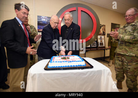 Ehemalige Soldaten aus der 85 Abteilung Weiterbildung und aktuelle Mitglieder aus der "Freunde der 85 th" Vereinigung Schnitt eines festlichen Kuchen während einer Zeremonie zu Ehren der 85 Support 100. Jahrestag des Befehls, 9. Juli 2017, in Arlington Heights, Illinois. Die Armee finden Einheit arbeitet Seite an Seite mit dem Ersten Armee die Ausbildung von Soldaten und die Gewährleistung, dass Sie bereit sind für die Bereitstellung auf aufgerufen wird. "Freunde der 85 th" Mitglieder sagten, daß es heute mehr denn je wichtig ist für Einheiten wie der 85 SPT CMD hier zu sein, um ihre Mission ausführen und die Soldaten, was Sie brauchen, um wieder lebend nach Hause zu kommen. ( Stockfoto