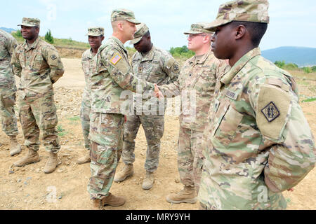 Command Sgt. Maj. Raymond Braun, Senior Leader der 7. Mission unterstützt den Befehl eingetragen, präsentiert Münzen, 13. Juli 2017 zu den Soldaten der 2. Platoon, Charlie Co., 44th Expeditionary Signal Bataillon, aus Grafenwöhr, Deutschland, für ihre Bemühungen um die Sicherheit der Kommunikation zu gehen, für die 21 Theater Sustainment Command Befehl vorwärts Post während der Übung Sabre Guardian 17 bei Novo Selo Training Area in Bulgarien. Stockfoto