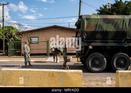 Soldaten aus dem 2. Bataillon, 153 Infanterie Regiment, 39th Infantry Brigade Combat Team kommen zu Joint Task Force - Bravo, Soto Cano Air Base, Honduras, bevor er zur Unterstützung der regional ausgerichteten Kräfte Training Mission, April 14, 2017 bereitgestellt. Die 2-153 Rd, 39 IBCT vom Arkansas National Guard Unterstützung der RAF Training Mission mit ihrer Gastländer von Guatemala, El Salvador und Honduras. Stockfoto