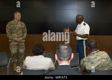 U.S. Army Chief Warrant Officer 5 Darren Kochen eine Frage zu Gen. Gus Perna, Kommandeur der Armee Materiel Befehl fragt, während der Bildungsgipfel, der Teil des AMC 99th US Army Chief Warrant Officer Geburtstag Juli 14, 2017, an der Redstone Arsenal, Alabama. Cook ist der AMC-Befehl Chief Warrant Officer. (U.S. Armee Foto von Sgt. 1. Klasse Teddy Furt) Stockfoto