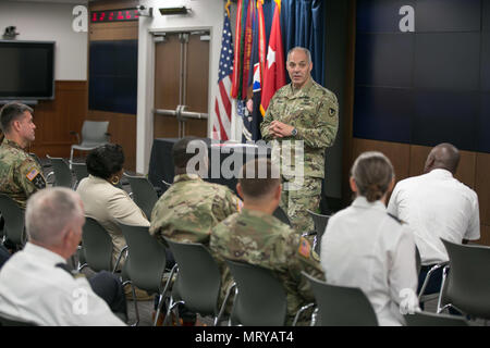 Us-Armee Gen. Gus Perna, Kommandeur der Armee Materiel Command, gibt Erläuterungen für den Bildungsgipfel, der Teil des AMC 99th US Army Chief Warrant Officer Geburtstag Juli 14, 2017, an der Redstone Arsenal, Alabama. Die Veranstaltung wurde moderiert von Chief Warrant Officer 5 Darren Cook, AMC-Befehl Chief Warrant Officer. (U.S. Armee Foto von Sgt. 1. Klasse Teddy Furt) Stockfoto