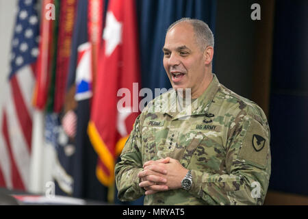 Us-Armee Gen. Gus Perna, Kommandeur der Armee Materiel Command, die Eröffnungsrede auf der Warrant Officer Bildungsgipfel, der Teil des AMC 99th US Army Chief Warrant Officer Geburtstag Juli 14, 2017, an der Redstone Arsenal, Alabama. Die Veranstaltung wurde moderiert von Chief Warrant Officer 5 Darren Cook, AMC-Befehl Chief Warrant Officer. (U.S. Armee Foto von Sgt. 1. Klasse Teddy Furt) Stockfoto