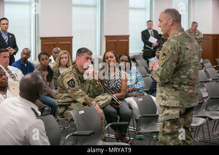 Us-Armee Gen. Gus Perna, Kommandeur der Armee Materiel Command, beantworten Fragen während der Warrant Officer Bildungsgipfel, der Teil des AMC 99th US Army Chief Warrant Officer Geburtstag Juli 14, 2017, an der Redstone Arsenal, Alabama. Die Veranstaltung wurde moderiert von Chief Warrant Officer 5 Darren Cook, AMC-Befehl Chief Warrant Officer. (U.S. Armee Foto von Sgt. 1. Klasse Teddy Furt) Stockfoto