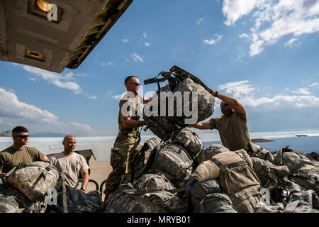 Soldaten aus dem 2. Bataillon, 153 Infanterie Regiment, 39th Infantry Brigade Combat Team kommen zu Joint Task Force - Bravo, Soto Cano Air Base, Honduras, bevor er zur Unterstützung der regional ausgerichteten Kräfte Training Mission, April 14, 2017 bereitgestellt. Die 2-153 Rd, 39 IBCT vom Arkansas National Guard Unterstützung der RAF Training Mission mit ihrer Gastländer von Guatemala, El Salvador und Honduras. Stockfoto