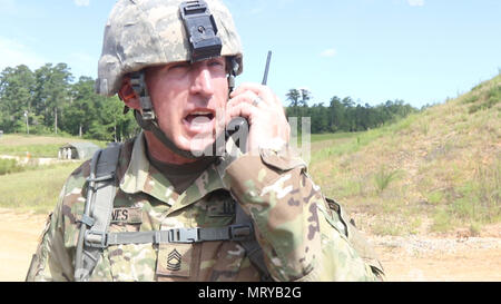 Master Sgt. Russell Jones, der Assistant operations noncommissioned Officer der 1 Bataillon, 204 Air Defense Artillery Regiment, Mississippi Army National Guard, gibt Aufträge an Soldaten Vorbereiten der M3 P.50-Kaliber Maschinenpistole Qualifikationen Juli 11, 2017, am Lager Shelby, North Carolina. Qualifikationen muss jährlich durchgeführt werden, um sicherzustellen, dass Soldaten in das Regiment bei der Verteidigung gegen Feinde mächtig sind. (Mississippi National Guard Foto von Cpl. Justin Humphreys, 102 d Public Affairs Abteilung) Stockfoto