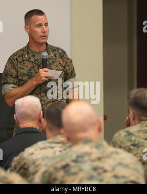 Us Marine Corps Col. Jeff Holt, Kommandierender Offizier der Infanterie West, spricht für die Gäste im Zimmer Einweihung für die Ehrenmedaille Empfänger Oberst Robert J. Modrzejewski Advanced Training Infanterie Bataillon, SOI-W, Camp Pendleton, 14. Juli 2017. Die Zeremonie fand statt, ein Klassenzimmer, jetzt in der Halle der Helden zu widmen, um die Ehrenmedaille Empfänger der Vergangenheit und Gegenwart. Colonel Robert J. Modrzejewski, eine Ehrenmedaille Empfänger, die von der Marine Corps im Jahr 1986 zurückzog, war die Zeremonie Ehrengast. Stockfoto