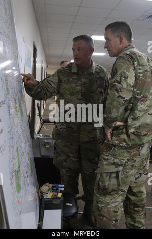 Die Joint Task Force Trident ist eine Mississippi National Guard-Formation, die aus Soldaten und Fliegern besteht, die für die Koordination der Katastrophenbewältigung innerhalb des Staates verantwortlich sind. Am 14. Juli 2017 diskutierten hochrangige Führer Truppenbewegungen und Einsatzplanung in Camp Shelby, Mississippi, um sich auf mögliche Naturkatastrophen vorzubereiten. Das Archivbild dokumentiert die Koordination auf Kommandoebene innerhalb der Staatsgarde. Stockfoto