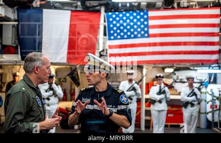 170714-N-SJ 730-058 MITTELMEER (14. Juli 2017) der hinteren Adm. Kenneth Whitesell, Links, Kommandant der Carrier Strike Group (CSG) 2, spricht mit Kapitän Hugues Laine, kommandierender Offizier der französischen Marine Fregatte FS Chevalier Paul (D 621), die an Bord der Chevalier Paul. Der Besuch am Tag der Bastille, fördert die Interoperabilität und die USA - Französisch Engagement für Stabilität in den Regionen Europa und Afrika. Die Carrier strike Group ist die Durchführung von naval Operations in den USA 6 Flotte Bereich der Maßnahmen zur Unterstützung der US-amerikanischen nationalen Sicherheitsinteressen in Europa und Afrika. (U.S. Marine Foto durch Massenmedien. Stockfoto