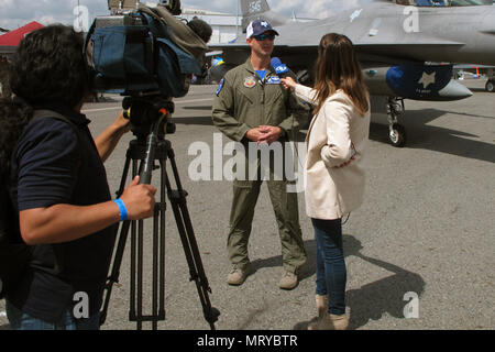 Us Air Force Oberstleutnant Jeff Beckham, ein F-16 Pilot mit der 169Th South Carolina der Air National Guard Fighter Wing, spricht mit Juanita Gomes, einem Reporter von Noticias Caracol Fernsehen aus Bogotá, Kolumbien bei der Kolumbianischen Luftwaffe Feria Aeronautica Internaccional - Kolumbien in Rionegro, 14. Juli 2017. Die United States Air Force ist die Teilnahme an der 4-tägigen Air Show mit zwei Südcarolina Air National Guard F-16 als statische Displays, plus statischem zeigt von einer KC-135, KC-10, zusammen mit einer Antenne Demonstration des Air Combat Command Viper Osten Demo Team und eine B-52 Überführung. Th Stockfoto