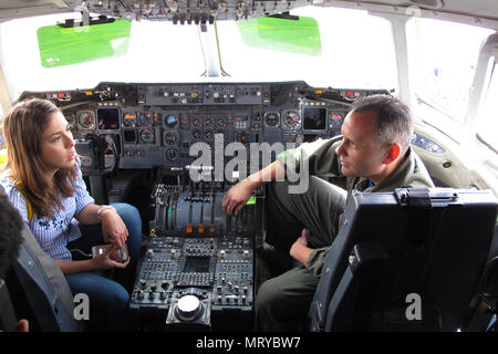 Juanita Gomes, einem Reporter von Noticias Caracol Fernsehen in Bogota, Interviews US Air Force Senior Master Sgt. Russell Downie, mit dem 79 Luftbetankung Geschwader von Travis Air Force Base, Calif., im Cockpit eines KC-10 während der Kolumbianischen Luftwaffe Feria Aeronautica Internaccional - Kolumbien in Rionegro, 14. Juli 2017. Die United States Air Force ist die Teilnahme an der 4-tägigen Air Show mit zwei Südcarolina Air National Guard F-16 als statische Displays, plus statischem zeigt von einer KC-135, KC-10, zusammen mit einer Antenne Demonstration des Air Combat Command Viper Osten Demo Te Stockfoto