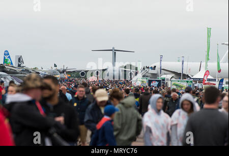 FAIRFORD, Großbritannien - Zuschauer besuchen Sie die 2017 Royal International Air Tattoo (RIAT) an RAF Fairford, Vereinigtes Königreich, am 15. Juli 2017. In diesem Jahr feiert 70-jähriges Jubiläum der US-Air Force, die während RIAT durch seine Abstammung und Fortschritte in militärischen Flugzeugen hervorgehoben wurde. (U.S. Air Force Foto von Tech. Sgt. Brian Kimball) Stockfoto