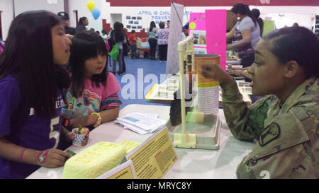 Pfc. Dandia Gary ein Idaho Army National Guard Medic, Mitglied einer gemeinsamen medizinischen Team, share Gesundheit Informationen der Kinder an der Duck Tales Kinder Gesundheit Messe 12. April 2017. Stockfoto