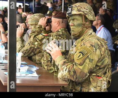 CINCU, Rumänien - Verehrte Besucher die kombinierte Waffen live fire Übung während der Distinguished Tag Besucher für Getica Sabre, 15. Juli 2017 ansehen. Getica Sabre 17 ist eine von den USA geführte Fire Support Koordination und kombinierte Waffen live fire Übung umfasst sechs Verbündete und Partner Nationen mit mehr als 4.000 Soldaten. Getica Sabre 17 läuft gleichzeitig mit Säbel Guardian 17, ein US-European Command, U.S. Army Europe-led, multinationale Übung, erstreckt sich über Bulgarien, Rumänien und Ungarn, mit mehr als 25.000 service Mitglieder aus 22 NATO-Mitglieder und der Partnerstaaten. Stockfoto