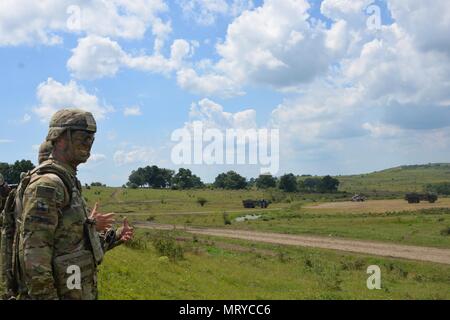 Us-Armee Generalmajor John Gronski, Stellvertretender Kommandierender General, Army National Guard, der U.S. Army Europe, spricht mit den Soldaten des 5.BATAILLON, 113 Field Artillery Regiment im Feld und mit rumänischen Militär Mitglieder in ihren Campingplatz. (U.S. Army National Guard Foto von Sgt. Odaliska Almonte, North Carolina National Guard Public Affairs/Freigegeben) Stockfoto