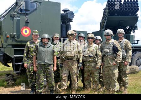 Us-Armee Generalmajor John Gronski, Stellvertretender Kommandierender General, Army National Guard, der U.S. Army Europe, spricht mit den Soldaten des 5.BATAILLON, 113 Field Artillery Regiment im Feld und mit rumänischen Militär Mitglieder in ihren Campingplatz. (U.S. Army National Guard Foto von Sgt. Odaliska Almonte, North Carolina National Guard Public Affairs/Freigegeben) Stockfoto