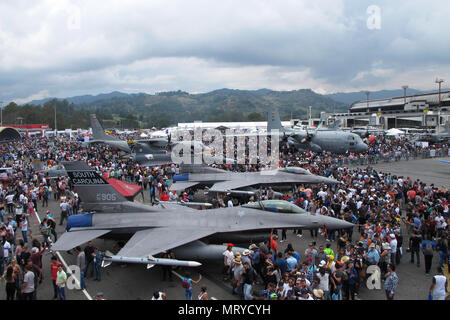 Ein Blick auf die Masse an der Feria Aeronautica Internaccional - Kolumbien in Rionegro, 15. Juli 2017 innerhalb eines KC-10 von der 349 Air Mobility Wing gesehen von Travis Air Force Base, Calif. die United States Air Force ist die Unterstützung der kolumbianischen Luftwaffe während der International Air Show durch die Bereitstellung von zwei South Carolina Air National Guard F-16 als statische Displays, plus statischem zeigt von einer KC-135, KC-10, zusammen mit einer F-16 Antenne Demonstration des Air Combat Command Viper Osten Demo Team. (U.S. Air National Guard Foto vom Kapitän Stephen D. Hudson). Stockfoto