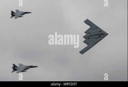 Ein US Air Force B-2 Stealth Bomber und zwei F-15 Strike Eagle Flugzeuge fliegen Vergangenheit Zuschauer während der 2017 Royal International Air Tattoo (RIAT) an RAF Fairford, Vereinigtes Königreich, am 16. Juli 2017. In diesem Jahr feiert 70-jähriges Jubiläum der US-Air Force, die während RIAT durch seine Abstammung und Fortschritte in militärischen Flugzeugen hervorgehoben wurde. (U.S. Air Force Foto von Tech. Sgt. Brian Kimball) Stockfoto