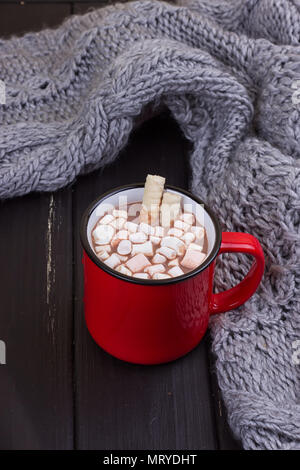 Heißer Kakao mit Marshmallows mit Gewürzen auf den alten Brettern. Kaffee, Kakao, Zimt, Nüssen, gemütlichen Pullover. Herbst noch Leben Stockfoto