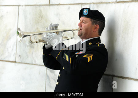 Sergeant Marty Maggart, von den 338 Army Band, spielt die Hähne während der kranzniederlegung Zeremonie zu Ehren der 29. Präsident der Vereinigten Staaten, Warren G. Harding, in Marion, Ohio, Juli 15. Stockfoto