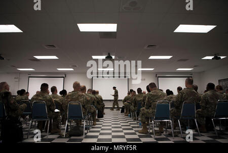 Generalmajor Marion Garcia (Mitte), Kommandierender General des 200 Militärpolizei Kommando, spricht mit den Kommandanten und Offiziere aus ihrer untergeordneten Einheiten während einer Konferenz an der McGill University Training Center in Fort Meade, Maryland, 16. Juli 2017. Der 200 MP Befehl Gastgeber einer vierteljährlichen Ausbildung Briefing Konferenz in Fort Meade ab Juli 15-17, um Strategien zur künftigen Bedürfnisse der MP-Befehl, und wie Sie unterstützen die US Army Reserve Command auf Bekämpfung der Bereitschaft. "Wo wir sind, ist nicht dort, wo wir gewesen sind", sagte Garcia, und konsequent daran teilnehmenden Einheit Führung, unabhängig Stockfoto