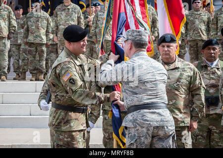 AUSTIN, Texas - Texas Adjutant General, Generalmajor John F. Nichols, überträgt die 36th Infantry Division Farben auf eingehende Abteilung Kommandeur, Generalmajor S. Lee Henry und Abschied ausgehende Commander Generalmajor Lester Simpson bei einem Befehl Zeremonie auf dem Texas Capitol statt Schritte Samstag, den 15. Juli in Austin. Die Zeremonie ist eine von vielen Veranstaltungen über das Wochenende in der Feier der 36. Inf. Div. Das 100-jährige Jubiläum. (U.S. Armee Foto von Maj. Randall Stillinger, 36th Infantry Division Public Affairs) Stockfoto