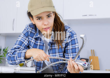 Klempner Verschraubung Rohre zu tippen Stockfoto