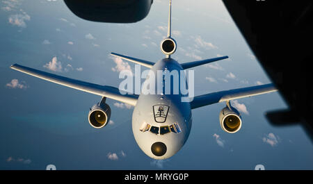 Die KC-10 Extender aus Travis Air Force Base, Kalifornien, bereitet ein weiteres KC-10 über dem Pazifischen Ozean 14. Juli 2017 zu tanken. KC-10 s von Travis AFB unterstützt Übung Talisman Sabre 2017 durch die Durchführung von verschiedenen Luftbetankung Missionen über Australien. TS 17 ist eine alle zwei Jahre stattfindende Übung in Australien, die auf bilaterale militärische Ausbildung zwischen US Pacific Command Kräfte und die Australian Defence Force USA - Australien bekämpfen Bereitschaft erhöhen, die Interoperabilität zu verbessern, kombinierte Ausbildung Chancen maximieren konzentriert und maritime Vorpositionierung und die Logistik im Pazifik. (U.S. Stockfoto