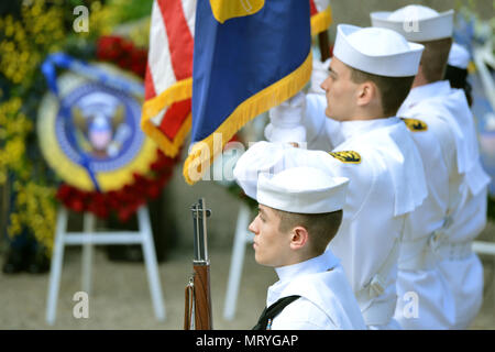 GRAND RAPIDS, Mich (Jul 14, 2017) - Cadet Petty Officer 2nd class Jack Abels, Three Rivers, Michigan und Cadet Seaman Apprentice Austin Merritt, Marshall, Michigan, U.S. Naval Sea Cadet Coprs, Windward Division, Three Rivers, Michigan, Gegenwart Ehren an der jährlichen Presidential Kranzniederlegung Zeremonie. An diesem Tag der 104. Geburtstag von Präsident Gerald R. Ford. Die Zeremonie war heute bei Ford's Grabstätte im Presidential Museum statt. (U.S. Marine Foto von Mass Communication Specialist 1. Klasse Jenny L. Lasko) Stockfoto