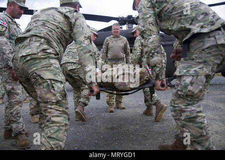 Sgt. 1. Klasse Mark Dickey, Soldat mit 3-10 Allgemeine Unterstützung Aviation Battalion, 10 Combat Aviation Brigade, beobachtet die Sänfte tragen von georgischen Soldaten zu einem Hubschrauber bei Novo Selo, Bulgarien während Sabre Guardian 17, Juli 17 (U.S. Armee finden Foto vom Kapitän Jeku Arce, 221St Public Affairs Distanz). Stockfoto