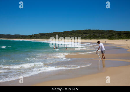 Mann angeln im Meer an Cellito Strand in der Mitte der Nordküste von New South Wales, Australien Stockfoto