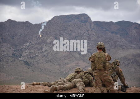 Soldaten aus dem ersten Bataillon, 26 Infanterie Regiment, 2nd Brigade Combat Team, Luftlandedivision, führen Sie eine Live Fire Übung in Verbindung mit Network Integration Bewertung 17.2 in Fort Bliss, Texas, 14. Juli 2017. Die Priorität für alle Armee Einheiten auf entscheidende Maßnahmen bereit, damit die Streitkräfte zu schnell bereitstellen können. NIE 17,2 verbessert die Einheit bereit ist, durch die Bereitstellung von rigorosen Soldat - LED-betrieblichen Ausbildungsmöglichkeiten. Stockfoto