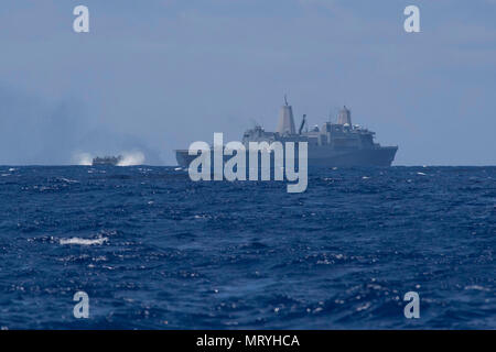 Pazifik (14. Juli 2017) eine Landing Craft, Luftkissen, auf den Angriff Handwerk Einheit 5 zugewiesen an Bord des amphibious Transport dock Schiff USS San Diego LPD (22) verlässt die gut Deck vor der Küste von Hawaii während einer Erhaltung Übung. San Diego ist auf einem geplanten Einsatz als Teil der Amerika amphibischen bereit, Gruppe, die besteht aus mehr als 1.800 Segler und 2.600 Marines nach Amerika zugeordnet, Pearl Harbor, und San Diego in Angriff genommen. (U.S. Marine Foto von Mass Communication Specialist 3. Klasse Justin A. Schoenberger/Freigegeben) Stockfoto