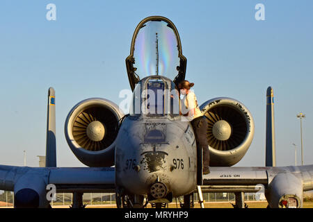 Ein Betreuer aus der 447th Expeditionary Aircraft Maintenance Squadron bereitet Oberstleutnant Ben Rudolphi, 407 Expeditionary Operation Support Squadron Commander, für den Flug in ein A-10 Thunderbolt II Juli 11, 2017, in Incirlik in der Türkei. Rudolphi hat eine doppelte Funktion in Betrieb zugehörig zu lösen, da der Kommandant der 407. EOSS in Südwestasien und direkt im Kampf gegen ISIS DURCHFÜHRUNG EINER-10 flying Missionen mit dem 447Th Air Expeditionary Gruppe. Die A-10 unterstützt Bodentruppen mit Rapid Beschäftigung schließen Luft und wenden Sie sich an den Support. Es nutzt eine Vielzahl von Bombe, missil Stockfoto