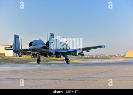 Oberstleutnant Ben Rudolphi, 407 Expeditionary Operation Support Squadron Commander, taxsi auf der Flightline in einem A-10 Thunderbolt II Juli 11, 2017, in Incirlik in der Türkei. Rudolphi hat eine doppelte Funktion in Betrieb zugehörig zu lösen, da der Kommandant der 407. EOSS in Südwestasien und direkt im Kampf gegen ISIS DURCHFÜHRUNG EINER-10 flying Missionen mit dem 447Th Air Expeditionary Gruppe. Die A-10 unterstützt Bodentruppen mit Rapid Beschäftigung schließen Luft und wenden Sie sich an den Support. Es nutzt eine Vielzahl von Bomben, Raketen und eine 30mm GAU-8 7-barrel Gatling Gun (U.S. Air Force Foto von Stockfoto