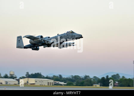 Oberstleutnant Ben Rudolphi, 407 Expeditionary Operation Support Squadron Commander, takesoff in einem A-10 Thunderbolt II Juli 11, 2017, in Incirlik in der Türkei. Rudolphi hat eine doppelte Funktion in Betrieb zugehörig zu lösen, da der Kommandant der 407. EOSS in Südwestasien und direkt im Kampf gegen ISIS DURCHFÜHRUNG EINER-10 flying Missionen mit dem 447Th Air Expeditionary Gruppe. Die A-10 unterstützt Bodentruppen mit Rapid Beschäftigung schließen Luft und wenden Sie sich an den Support. Es nutzt eine Vielzahl von Bomben, Raketen und eine 30mm GAU-8 7-barrel Gatling Gun (U.S. Air Force Foto von älteren Flieger Stockfoto