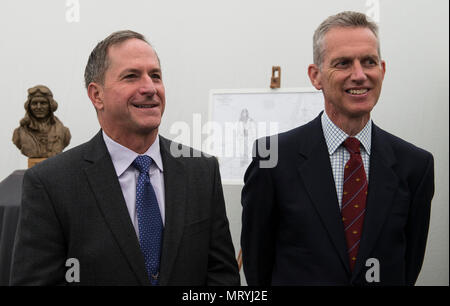 FAIRFORD, Großbritannien - US Air Force General David L. Goldfein (links), Stabschef der US Air Force, Air Chief Marshal Sir Stephen Hillier (rechts), Leiter der Luft Personal, sprechen mit Royal Air Force Medien während der 2017 Royal International Air Tattoo (RIAT) an RAF Fairford, Vereinigtes Königreich, am 16. Juli 2017. In diesem Jahr feiert 70-jähriges Jubiläum der US-Air Force, die während RIAT durch seine Abstammung und Fortschritte in militärischen Flugzeugen hervorgehoben wurde. (U.S. Air Force Foto von Tech. Sgt. Brian Kimball) Stockfoto