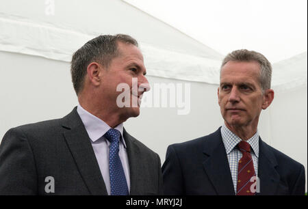 FAIRFORD, Großbritannien - US Air Force General David L. Goldfein (links), Stabschef der US Air Force, Air Chief Marshal Sir Stephen Hillier (rechts), Leiter der Luft Personal, sprechen mit Royal Air Force Medien während der 2017 Royal International Air Tattoo (RIAT) an RAF Fairford, Vereinigtes Königreich, am 15. Juli 2017. In diesem Jahr feiert 70-jähriges Jubiläum der US-Air Force, die während RIAT durch seine Abstammung und Fortschritte in militärischen Flugzeugen hervorgehoben wurde. (U.S. Air Force Foto von Tech. Sgt. Brian Kimball) Stockfoto